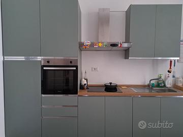 Cucina verde completa di elettrodomestici