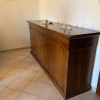 Credenza in legno con apertura superiore