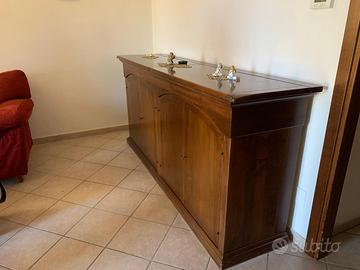 Credenza in legno con apertura superiore