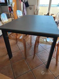 tavolo in cristallo e metallo