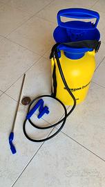 Irroratore a pressione con meccanismo di erogazion