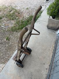 Vecchio carrello in legno