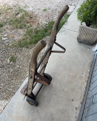 Vecchio carrello in legno