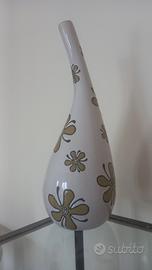 Vaso con fiori verdi