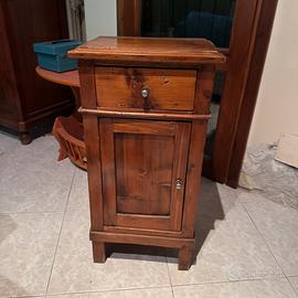 Comodino in legno arte povera