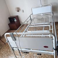 Letto elettrico a sponde con comando e braccio gru