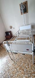 Letto elettrico a sponde con comando e braccio gru