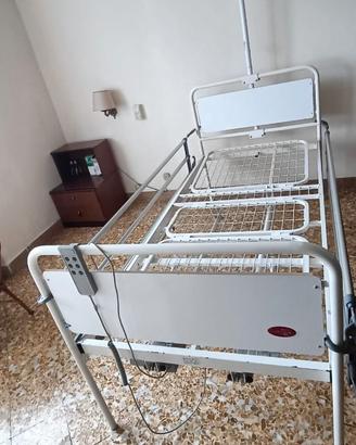 Letto elettrico a sponde con comando e braccio gru