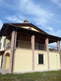 Villa di 382 m² con più di 5 locali e box auto a C