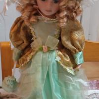 Bambola in porcellana da collezione.