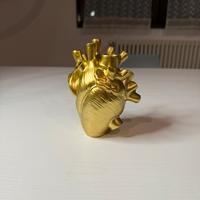 Vaso o arredo originale a forma di cuore anatomico