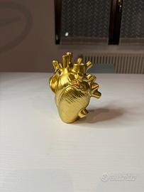 Vaso o arredo originale a forma di cuore anatomico