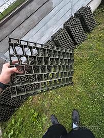 Piastrelle in plastica forate