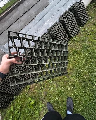 Piastrelle in plastica forate