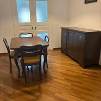 Tavolo con sedie e mobile per rinnovo arredamento