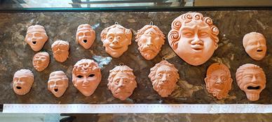 collezione copie maschere greche in terracotta