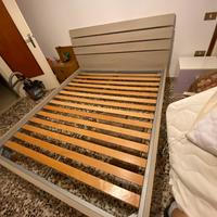 Letto matrimoniale con rete integrata.