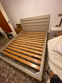 Letto matrimoniale con rete integrata.