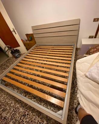 Letto matrimoniale con rete integrata.