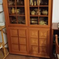 Vetrinetta con cassettiera e penisola e tavolo