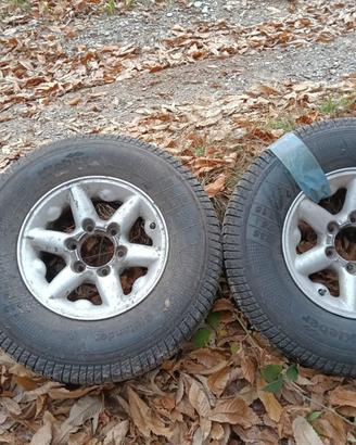 copertoni terrano nuovi con cerchi