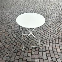 10 tavolini bianchi da esterno