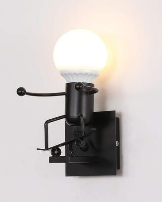 Simpatica lampada applique omino su skateboard
