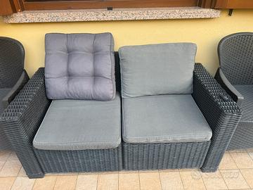 Divanetto e due sedie