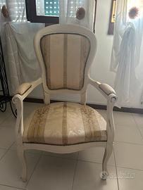 Poltrona antica, con rivestimesto nuovo.