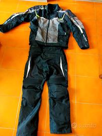 Giacca e pantaloni da moto