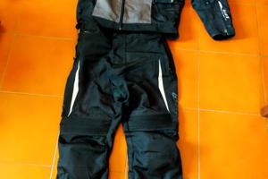 Giacca e pantaloni da moto