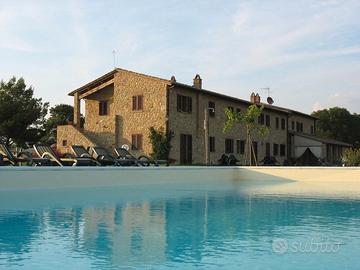 Casale in pietra con 110 ha di terreno Pisa