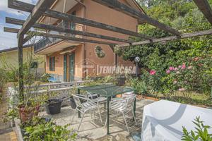 VILLETTA BIFAMILIARE CON GIARDINO E DOPPIO BOX