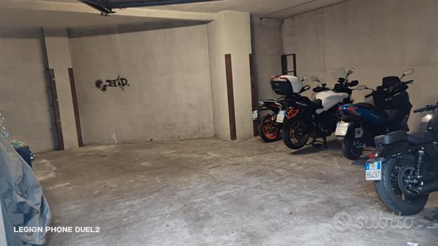 Posto moto in box