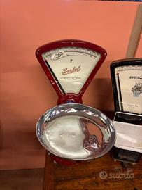 Bilancia berkel a un piatto restaurata rossa