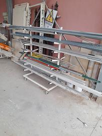 Carrelli con mensole.