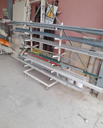 Carrelli con mensole.