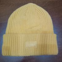 cappello di lana giallo