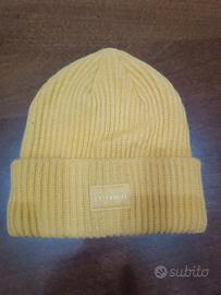 cappello di lana giallo