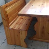 Tavolo con cassapanca e 2 sedie