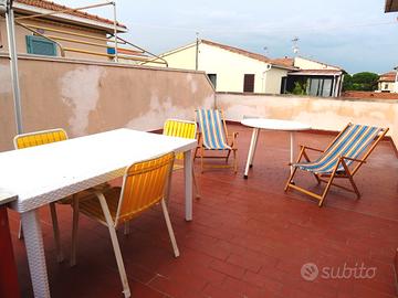 Cecina Mare, TRILOCALE grande terrazza e p.auto