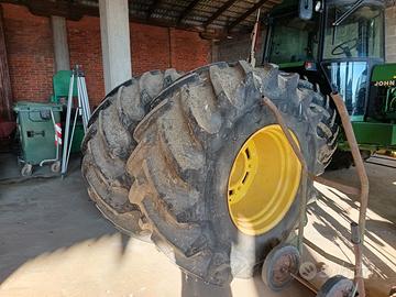 4 gomme e cerchi John Deere 800/65 R32  540/65 R26