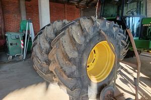 4 gomme e cerchi John Deere 800/65 R32  540/65 R26