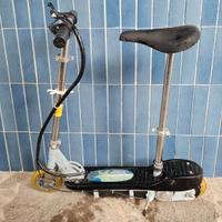 Monopattino elettrico con sedile richiudibile.