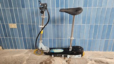 Monopattino elettrico con sedile richiudibile.