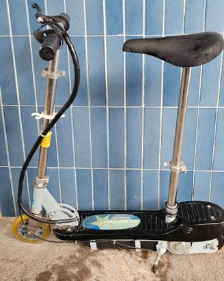 Monopattino elettrico con sedile richiudibile.