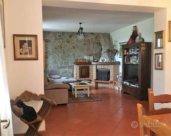 Rustico / Casale di 180 m² con più di 5 locali e p
