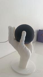 mano che regge echo dot alexa