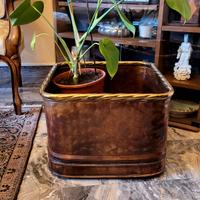 Porta vasi rame martellato e ottone con ruote