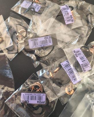 Stock gioielli, braccialetti, collane orecchini